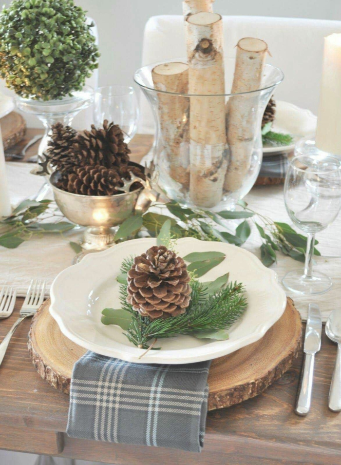 déco avec une pomme de pin assiette de Noël