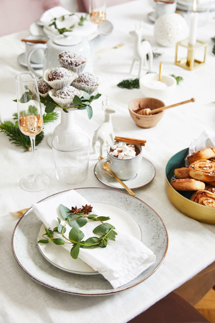 déco branches d'eucalyptus assiette de Noël