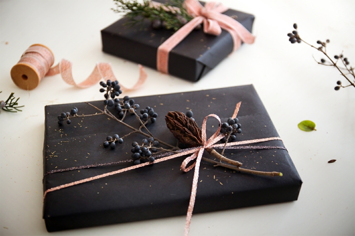 déco unique emballer un cadeau avec du papier noir