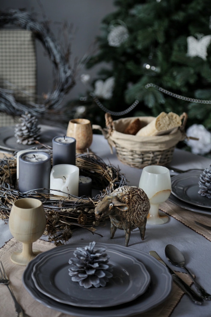 décoration en gris idée assiette de Noël avec pomme de pin