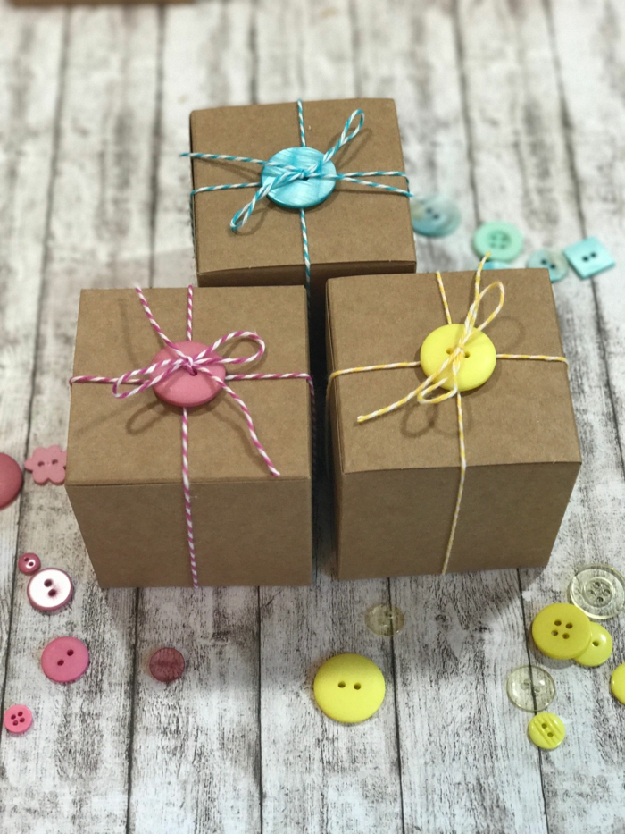 emballage créatif emballer un cadeau pour noël avec des boutons