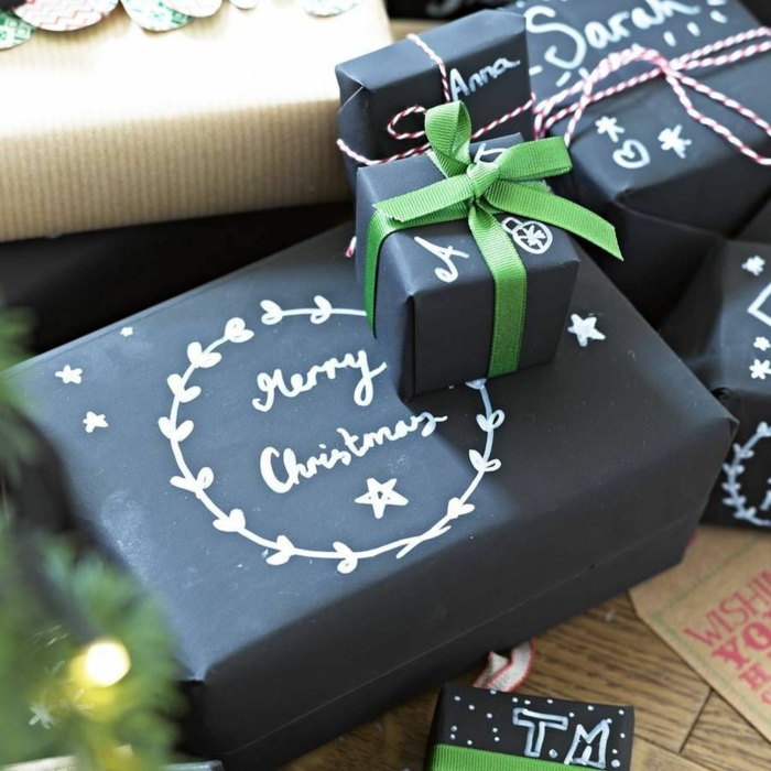 emballer un cadeau papier noir