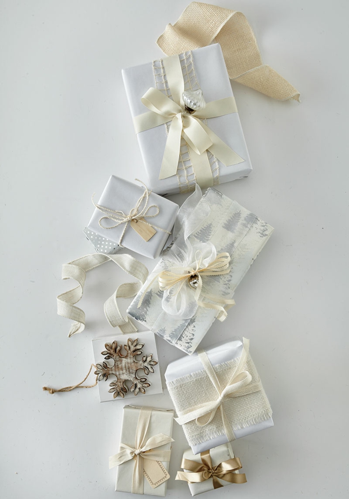 emballer un cadeau pour noël en blanc