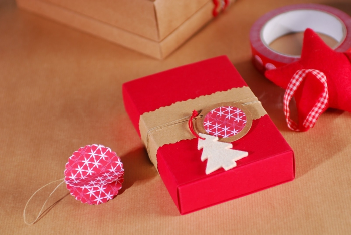 emballer un cadeau pour noël en rouge