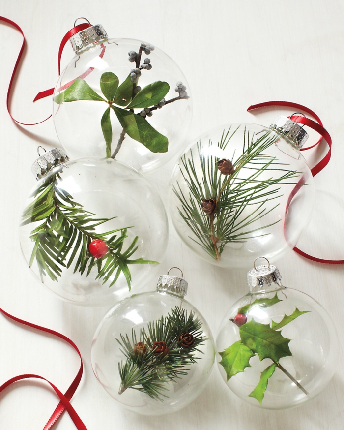 idée déco boule transparente assiette de Noël