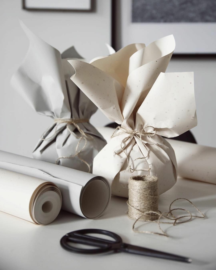 papier recyclé pour emballer un cadeau