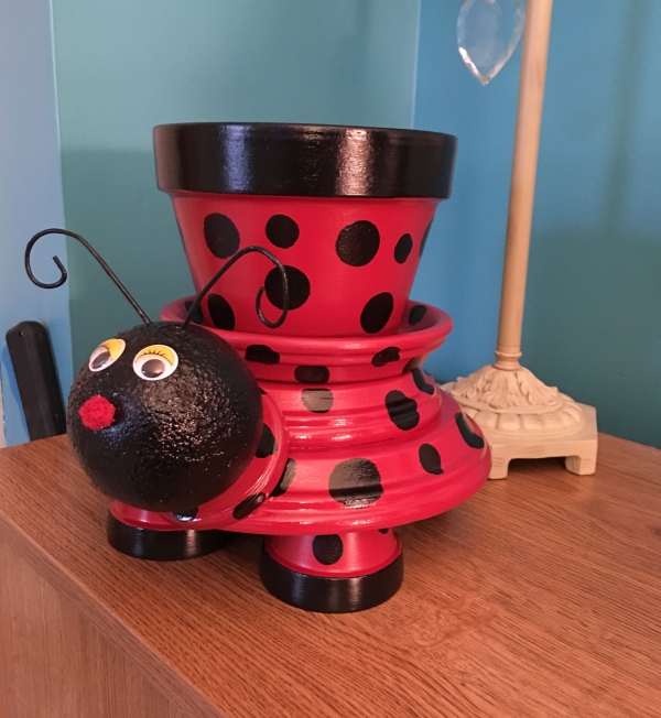 bricolage déco jardin avec des pots en terre cuite coccinelle
