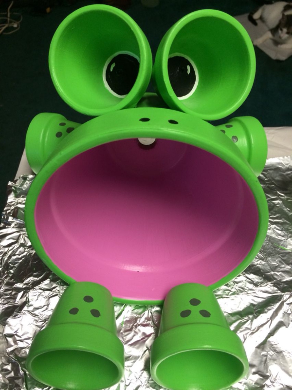 bricolage déco jardin avec des pots en terre cuite grenouil