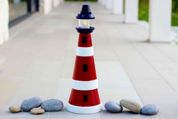 bricolage déco jardin avec des pots en terre cuite phare marin