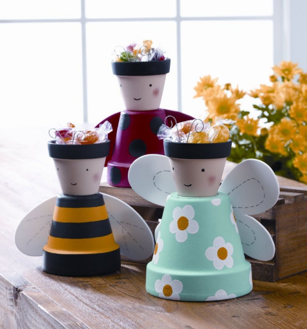 bricolage jardin avec des pots en terre cuite anges