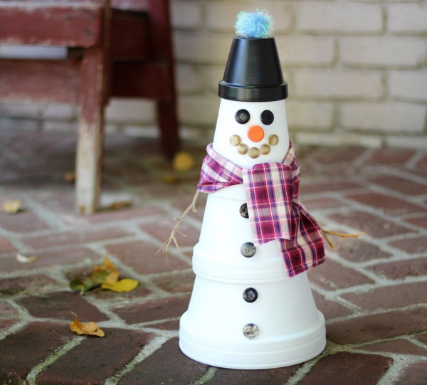 bricolage jardin avec des pots en terre cuite bonhomme de neige