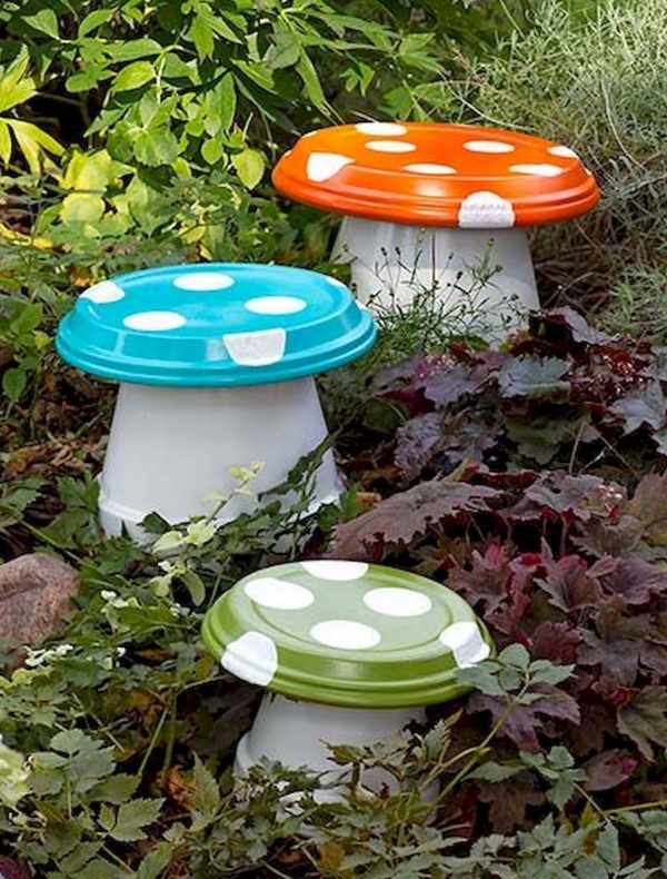 bricolage jardin avec des pots en terre cuite champignons