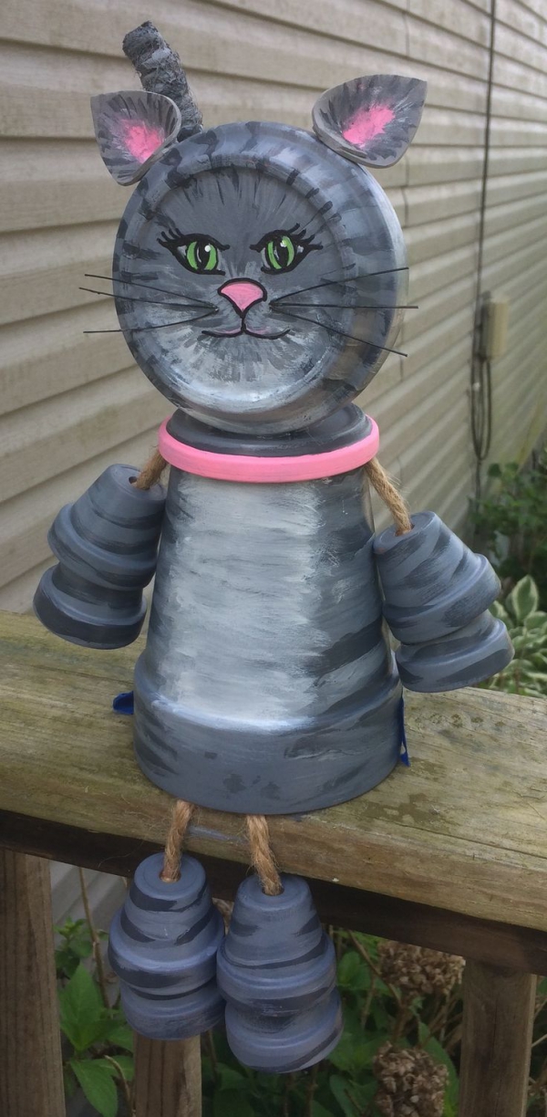 bricolage jardin avec des pots en terre cuite chat