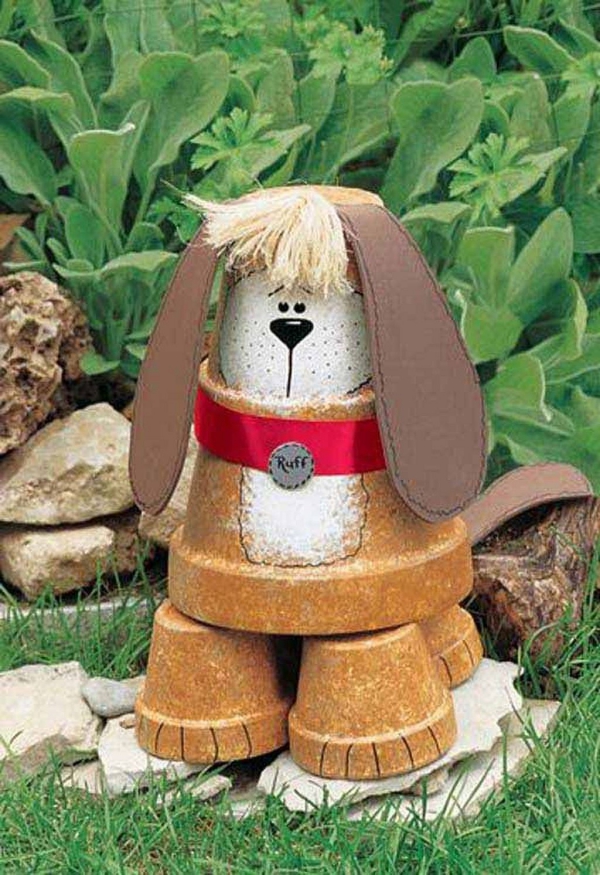 bricolage jardin avec des pots en terre cuite chien