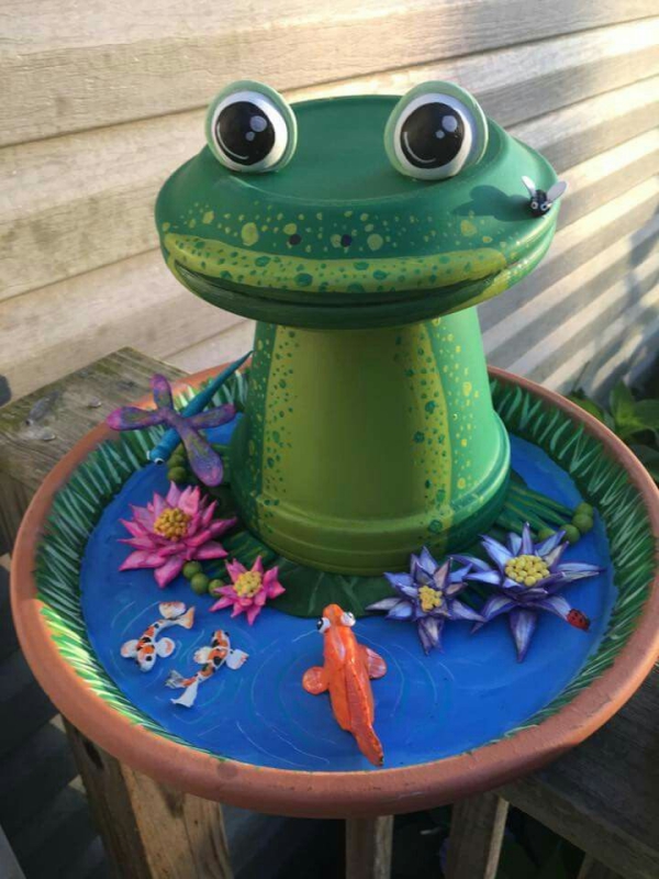 bricolage jardin avec des pots en terre cuite grenouil