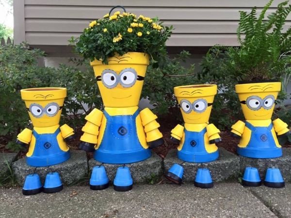bricolage jardin avec des pots en terre cuite les minions