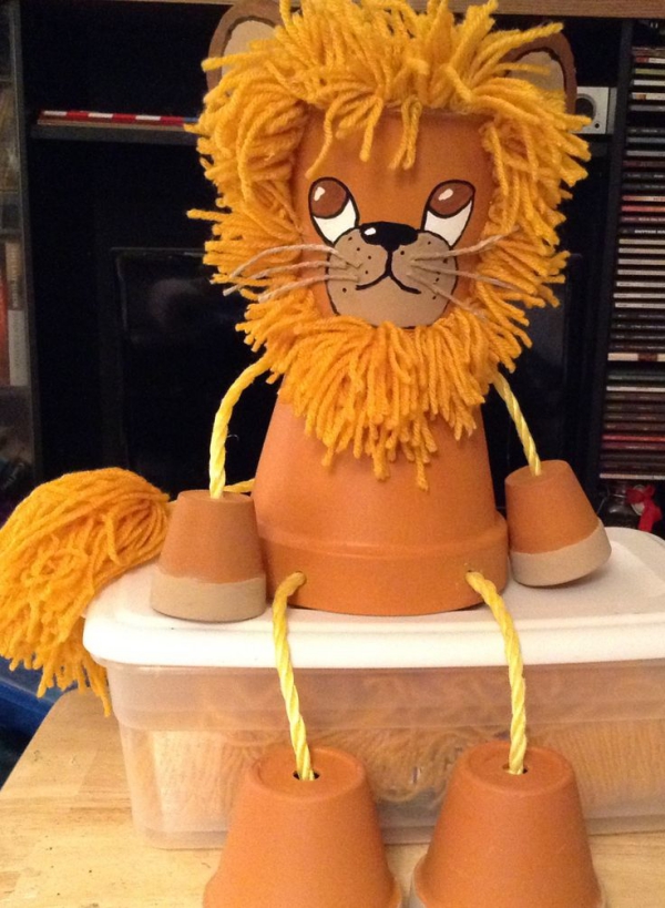 bricolage jardin avec des pots en terre cuite lion