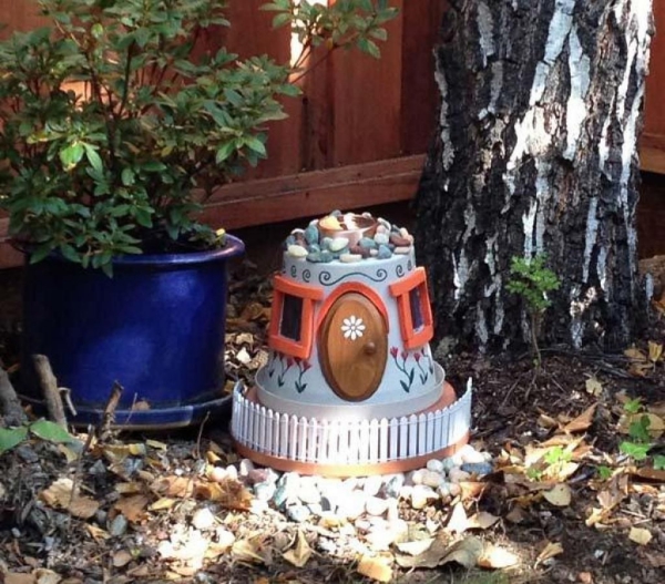 bricolage jardin avec des pots en terre cuite maison de fée