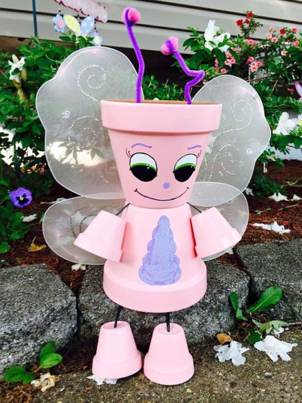 bricolage jardin avec des pots en terre cuite papillon