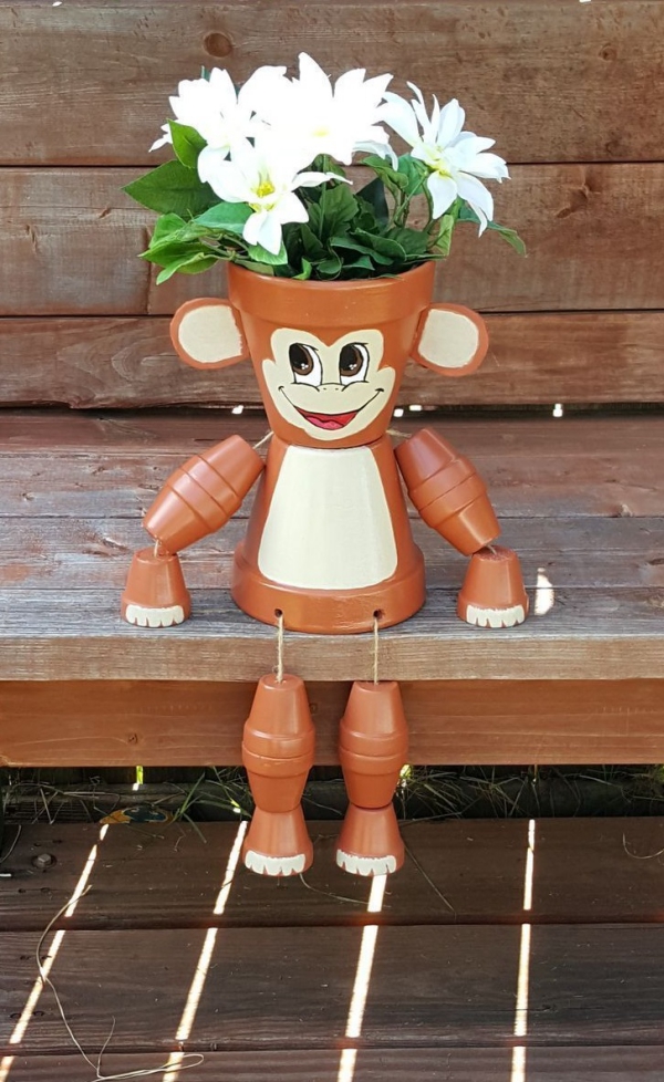 bricolage jardin avec des pots en terre cuite singe