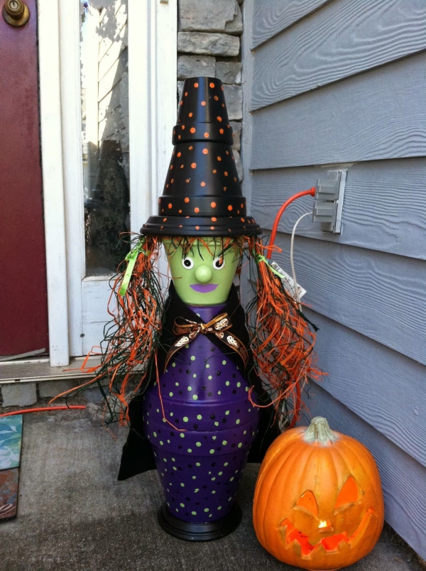 bricolage jardin avec des pots en terre cuite sorcière halloween