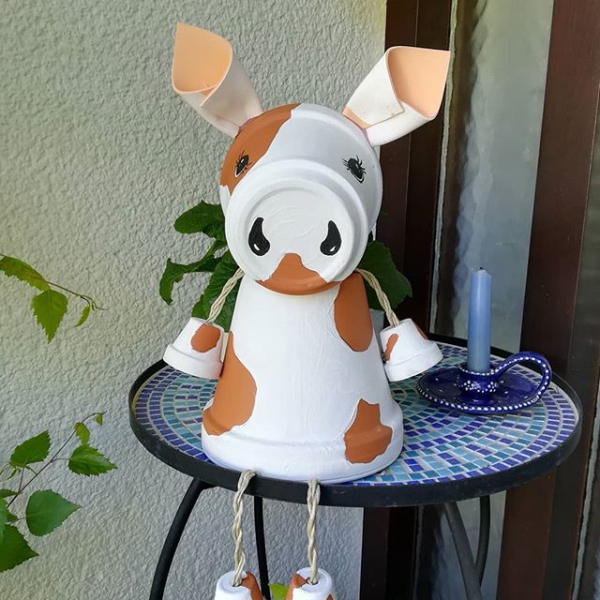 bricolage jardin avec des pots en terre cuite vache