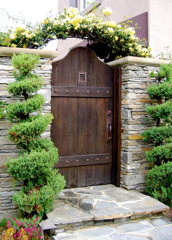 portillon de jardin en bois massif et clôture en pierre naturelle