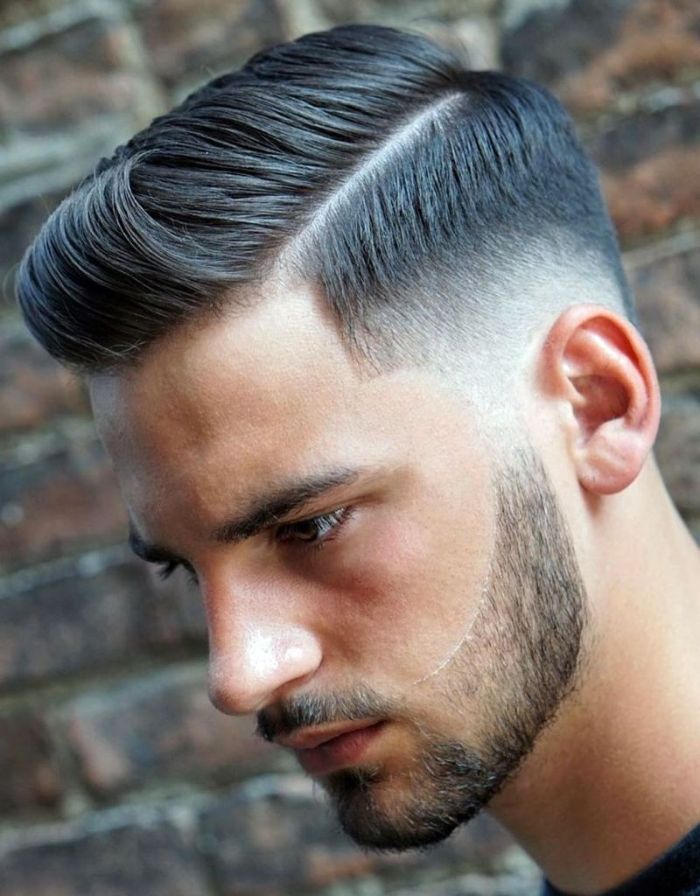 coupe homme dégradé à blanc undercut long cheveux en arrière