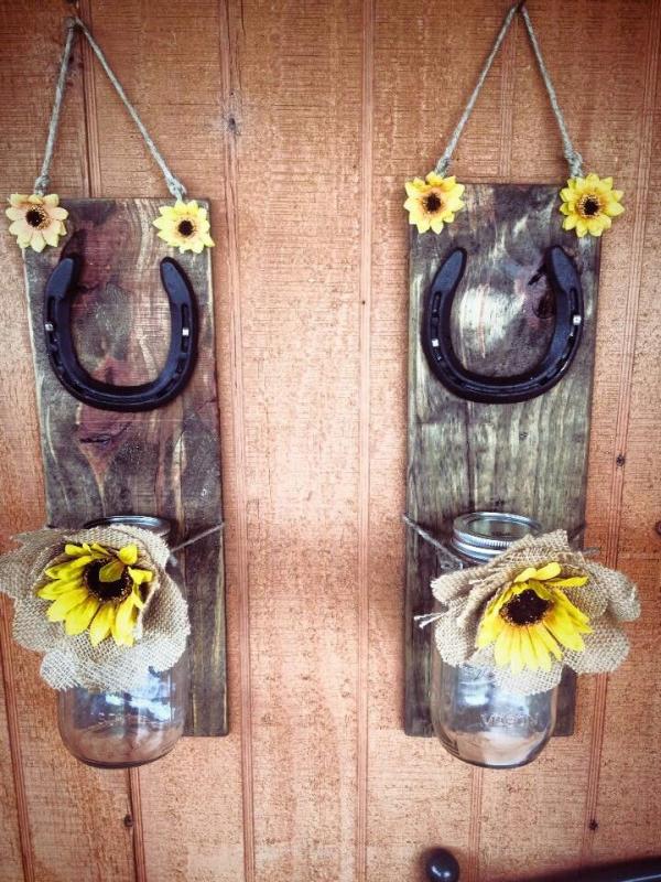 diy déco de printemps à suspendre avec des fers à cheval planches de bois ficelle et bocaux mason diy déco fer à cheval déco de printemps