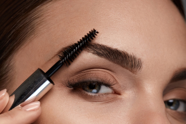 laminage sourcils brosser pour la forme 
