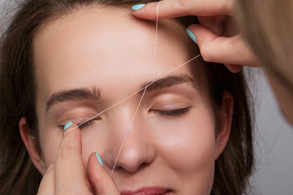 laminage sourcils enrouler autour d’un fil 