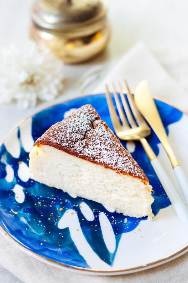 pièce de cheesecake japonais dans une assiette