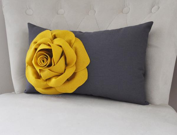 déco coussin de fauteuil gris anthracite avec rose en textile jaune accessoire décoratif coussin gris anthracite avec accent jaune
