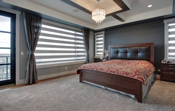 chambre à coucher peinture murale en gris athracite gris pâle et blanc lit en bois foncé tête de lit rembourrée gris charbon chambre de couleurs neutres accents en gris anthracite