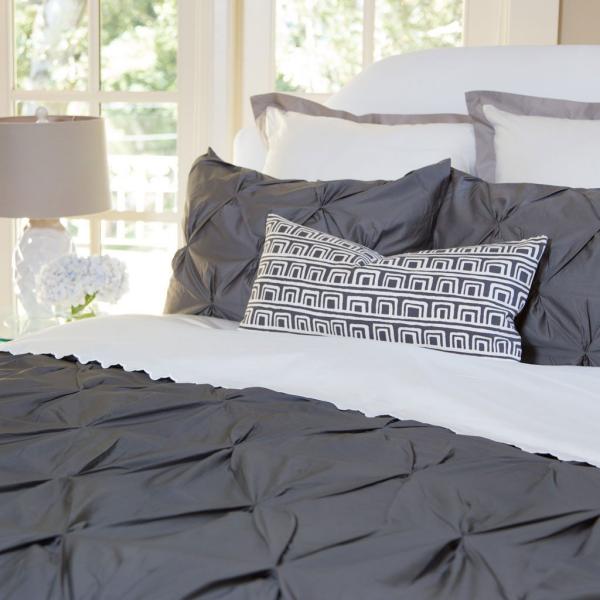 chambre à coucher éclairée linge de lit gris anthracite et blanc chambre linge de lit gris anthracite