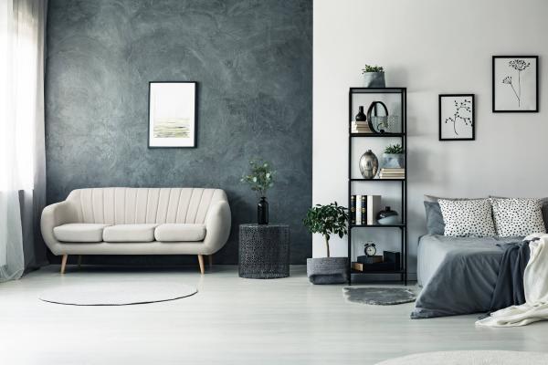 chambre à coucher peinture murale blanche mur d'accent gris anthraciteb canapé blanc crémeux sol blanc chambre à coucher mur d'accent gris anthracite