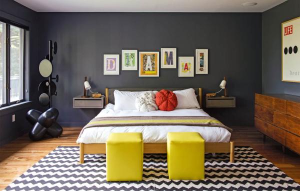 chambre àcoucher moderne peinture murale gris anthracite tapis graphique tabourets jaunes linge de lit blanche coussins colorés déco chambre gris anthracite