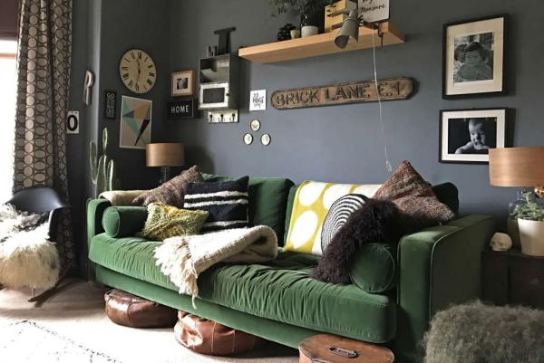 salon gris anthracite canapé velours vert tapis berbère poufs en cuir brun déco murale déco salon gris anthracite canapé vert