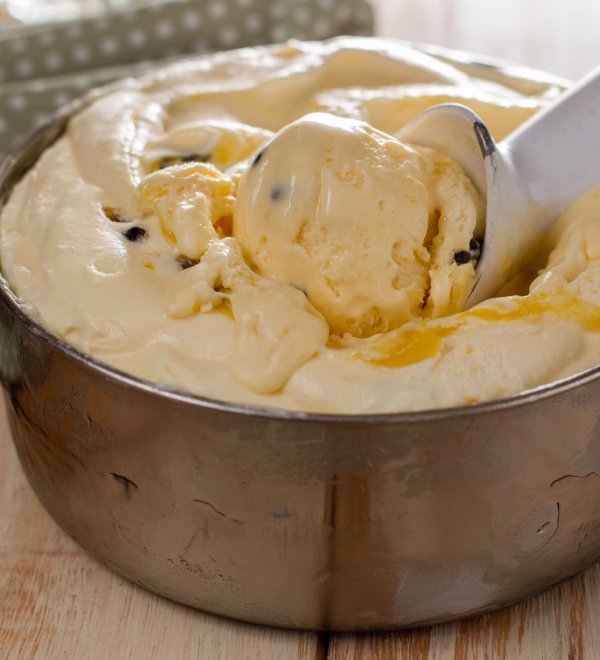 glace fait maison dans un grand bol 