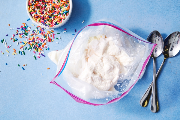 glace fait maison dans un sac en plastique 