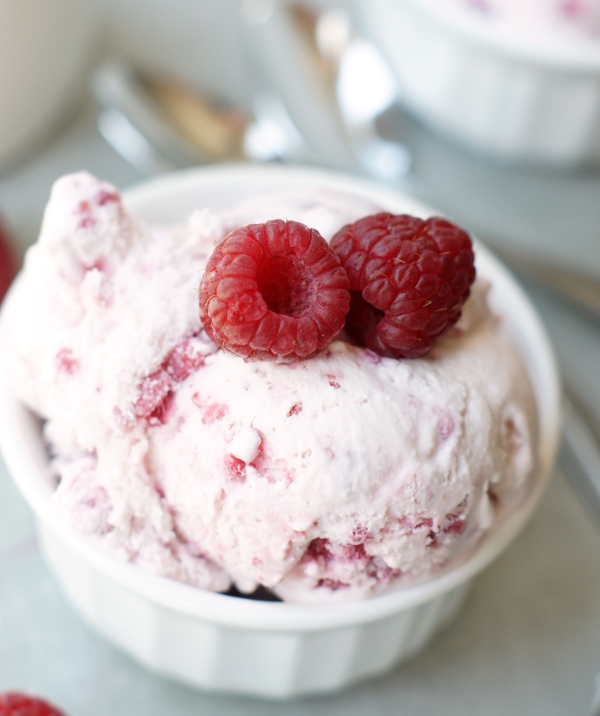 glace fait maison regorger de framboises