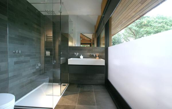 salle de bain moderne carrelage gris anthracite lavabo blanc sol de cabine de douche blanc salle de bain gris anthracite accents en blanc