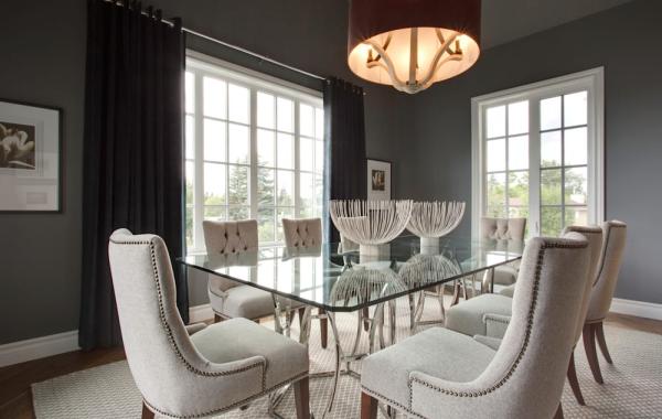 salle à manger peinture murale gris anthracite chaises rembourrées blanc crème tapis blanc table en verre rideaux gris charbon salle à manger gris anthracite chaises blanc crème