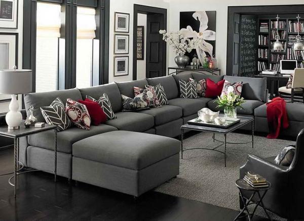 salon blanc canapé gris anthracite coussins colorés tapis gris clair portes noires salon canapé gris anthracite coussins colorés