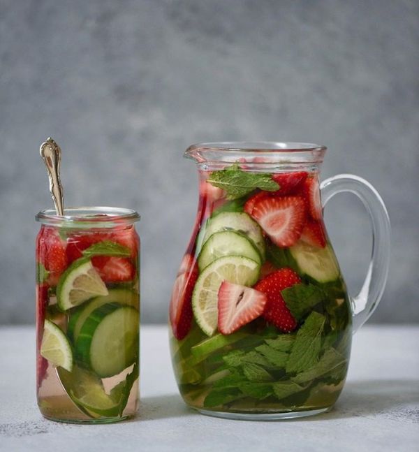 boisson saine et rafraîchissante pour l'été eau infusée recettes