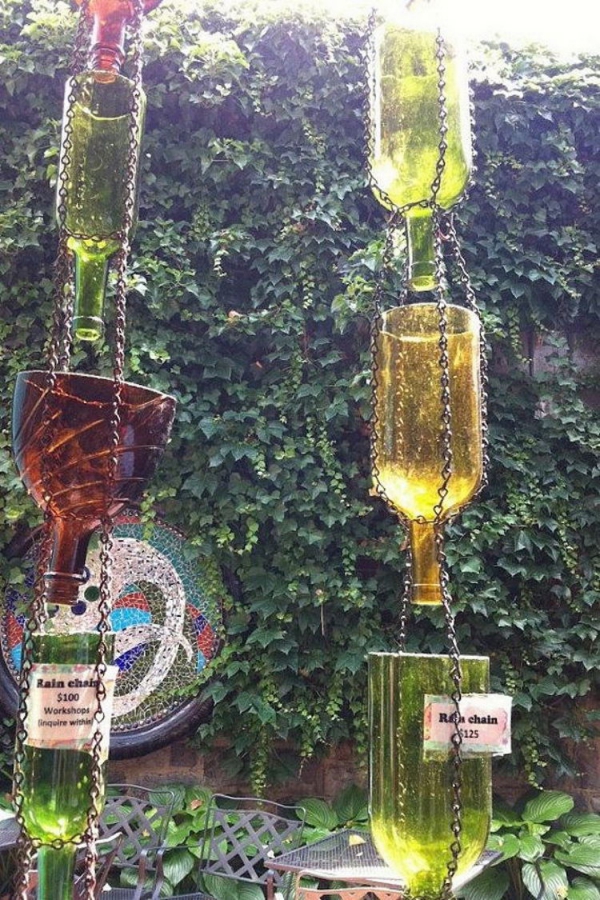 chaîne de pluie bouteilles enchaînées 