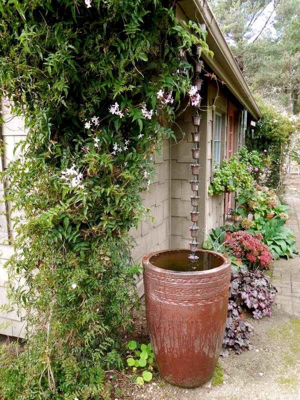 chaîne de pluie un pot énorme 