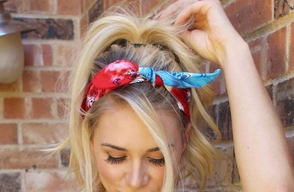 coiffure avec chignon queue de cheval ébouriffée