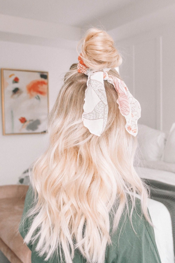 coiffure avec foulard cheveux longs lâches et chignon haut décontracté
