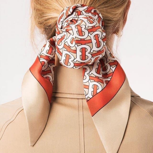 coiffure avec foulard chignon bas caché